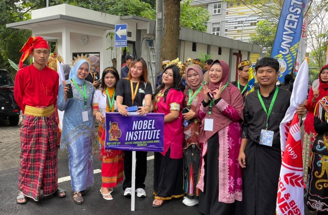 Delegasi-Mahasiswa-P2MW-ITB-Nobel-Indonesia-Kenakan-Baju-Adat-Sulsel,-Dapat-Respon-Positif-dari-Pengunjung